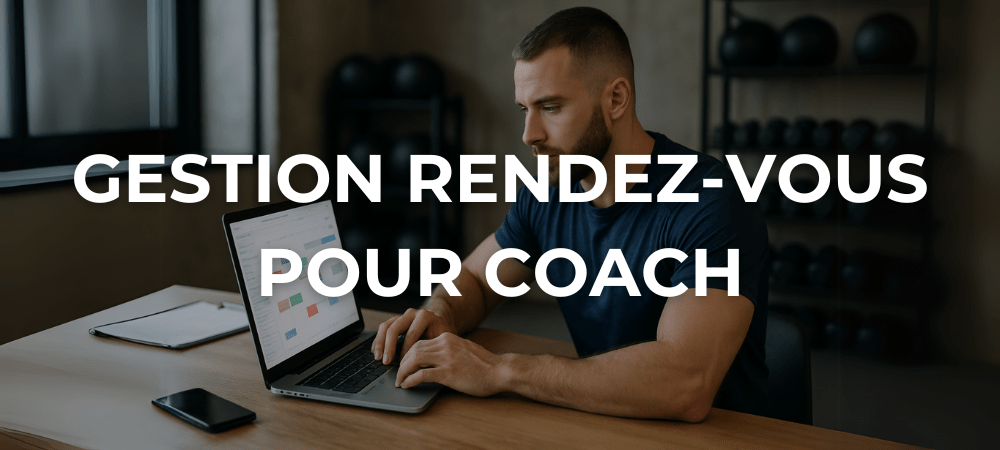 Coach sportif concentré devant son ordinateur, planifiant ses rendez-vous via un agenda numérique
