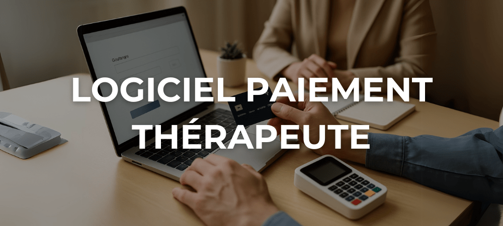 Personne utilisant un ordinateur portable pour effectuer un paiement en ligne avec une carte bancaire, en présence d’un terminal de paiement sur un bureau professionnel.
