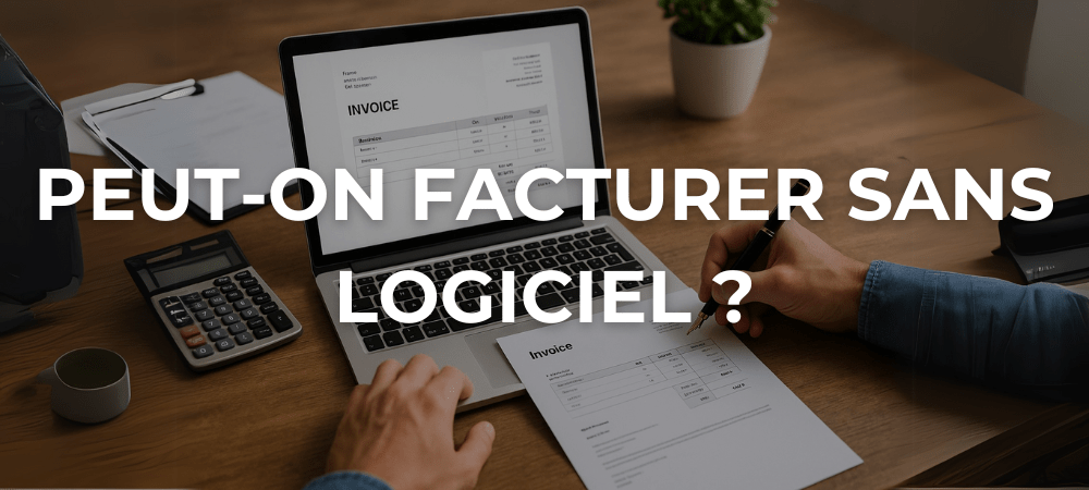 Freelance créant une facture sur ordinateur portable avec un document imprimé, dans un espace de travail lumineux et organisé