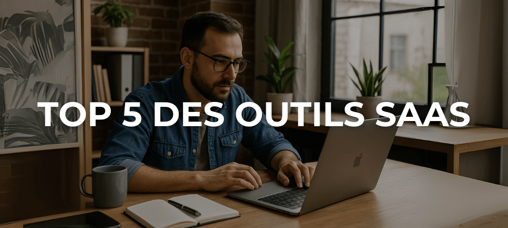 Un freelance concentré travaillant sur son ordinateur portable dans un espace de travail lumineux et épuré