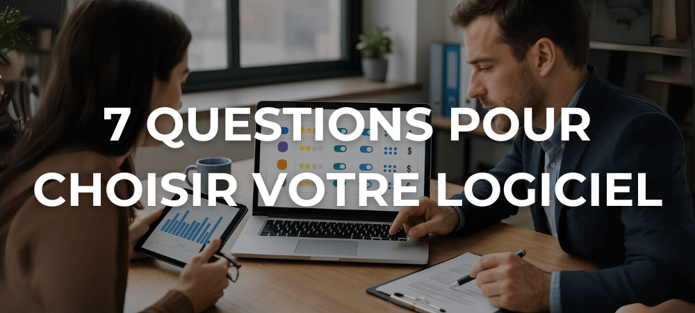 Deux professionnels comparent des outils SaaS sur ordinateur portable dans un bureau moderne