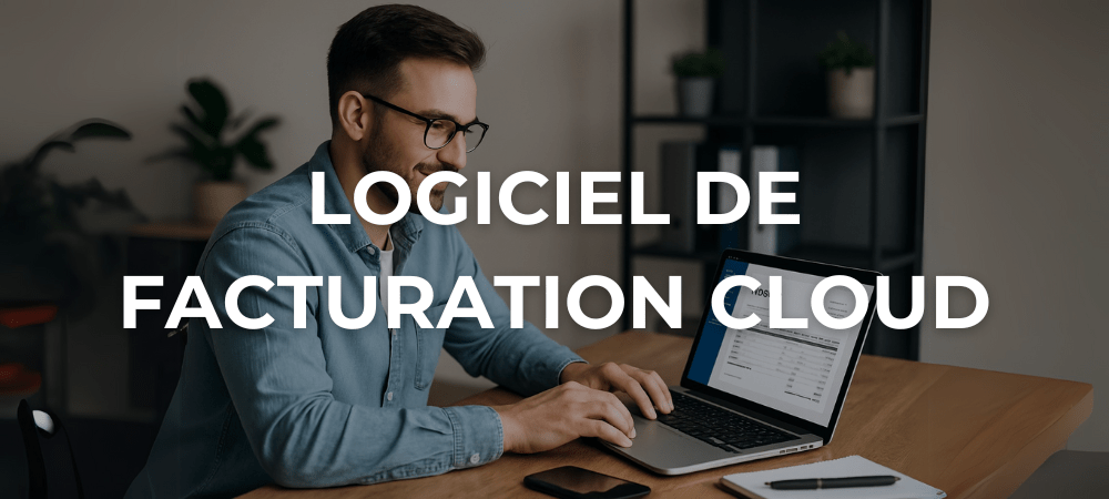 Freelance souriant utilisant un logiciel de facturation cloud sur son ordinateur portable dans un bureau moderne