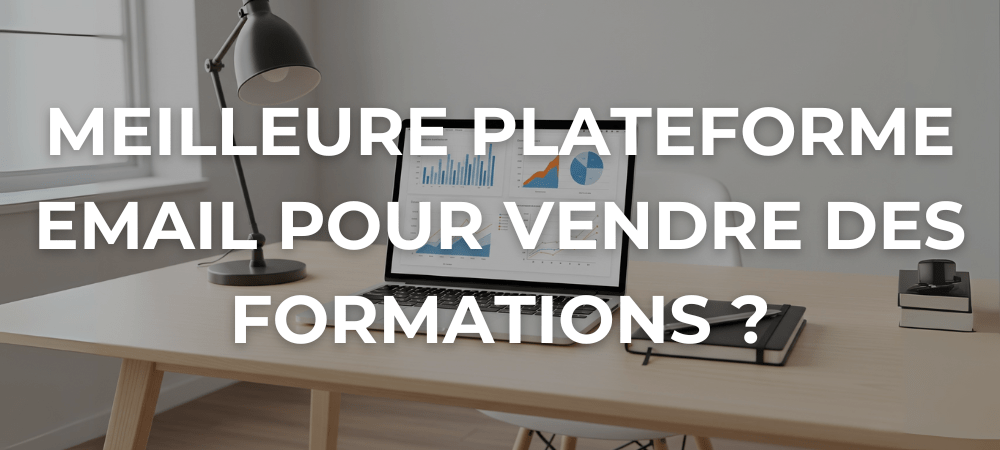 Espace de travail d'un formateur analysant ses ventes de formations sur un ordinateur portable affichant des graphiques de performance, illustrant le choix d'une plateforme emailing.