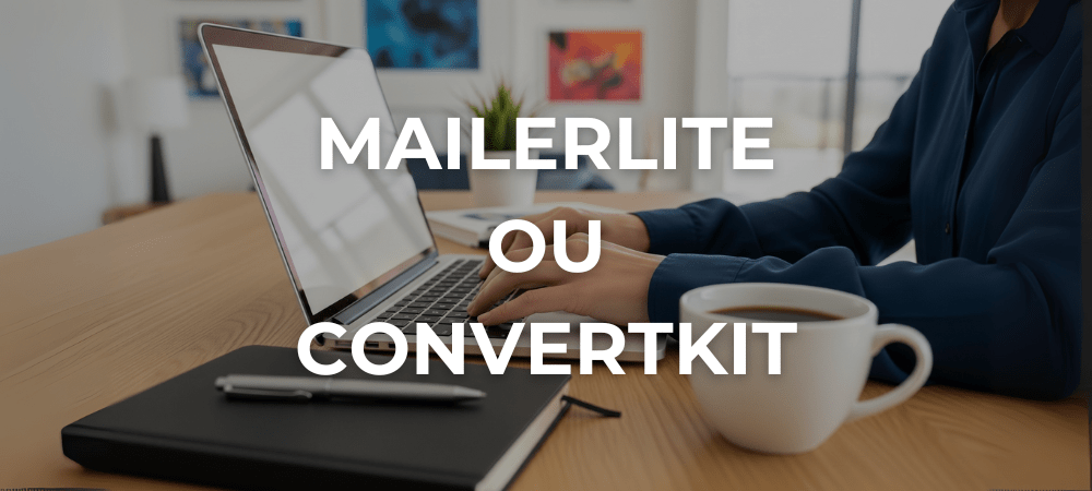 Espace de travail moderne avec ordinateur portable, carnet noir et café fumant, symbolisant la décision professionnelle à prendre entre MailerLite et ConvertKit.