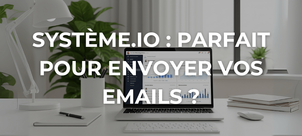 Bureau moderne et épuré avec un ordinateur portable affichant le tableau de bord de la plateforme Système.io, illustrant la gestion d'une newsletter professionnelle et l'emailing pour un indépendant.
