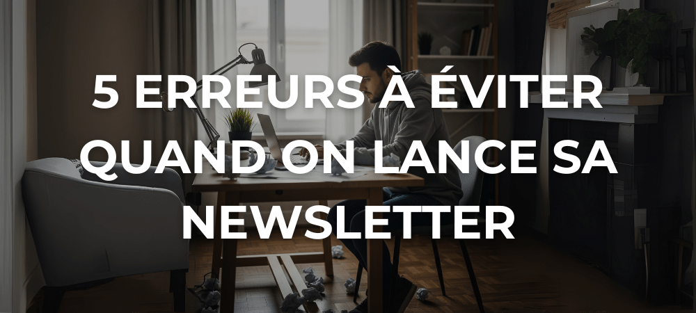 Freelance concentré sur son ordinateur, symbolisant la recherche de solutions pour éviter les erreurs courantes en lançant sa newsletter, avec des boules de papier froissé sur son bureau.